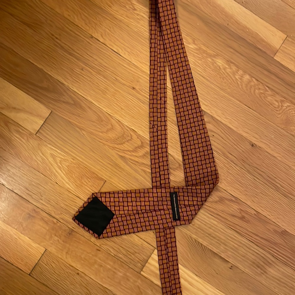 Men’s silk tie.